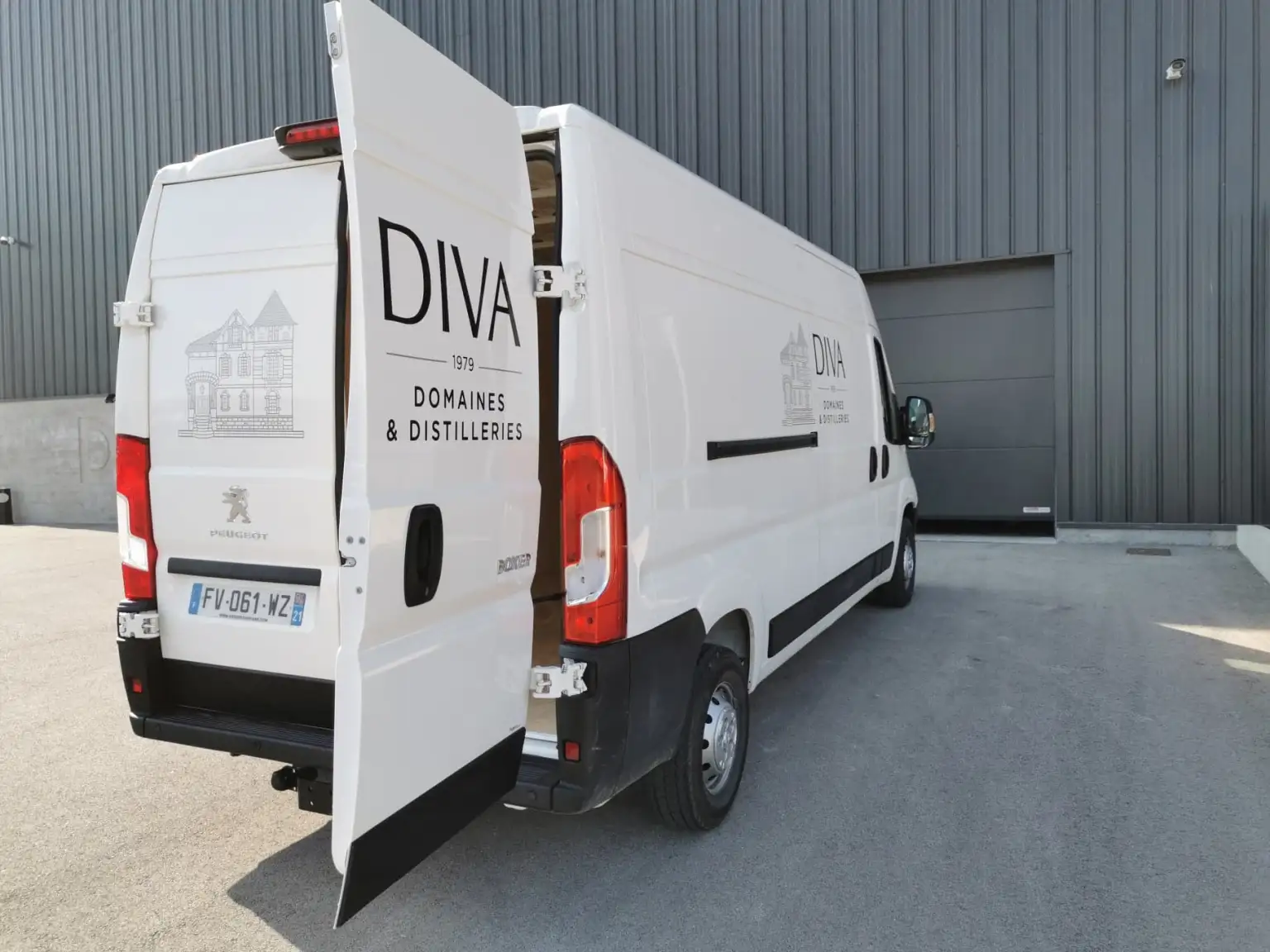 Photo d'un camion floqué DIVA Domaines et Distilleries devant l'entrepôt DIVA.